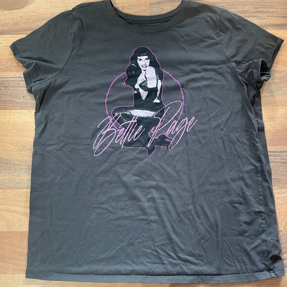 BETTIE PAGE Tshirt Torrid size 1 - Picture 2 of 3